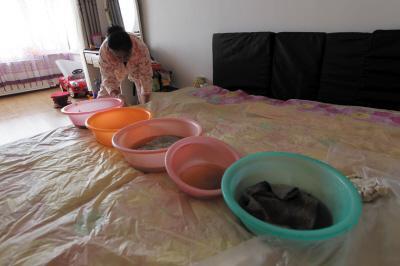 通道楼上漏水，住户失联，小区没物管，业主维权难！律师来支招……